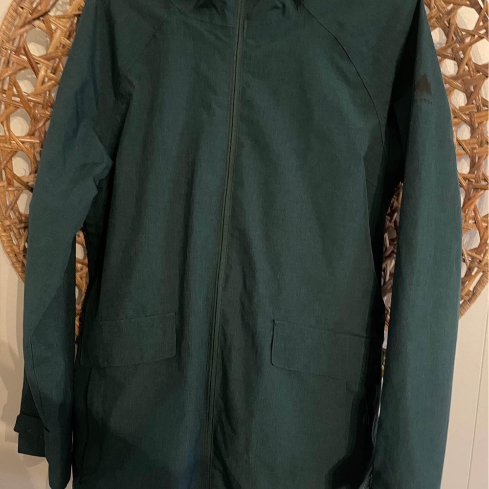 Burton Green Raincoat with High Collar and Long Sleeves